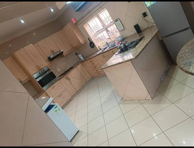 10 BEDROOM HOUSE FOR SALE IN ESSENWOOD